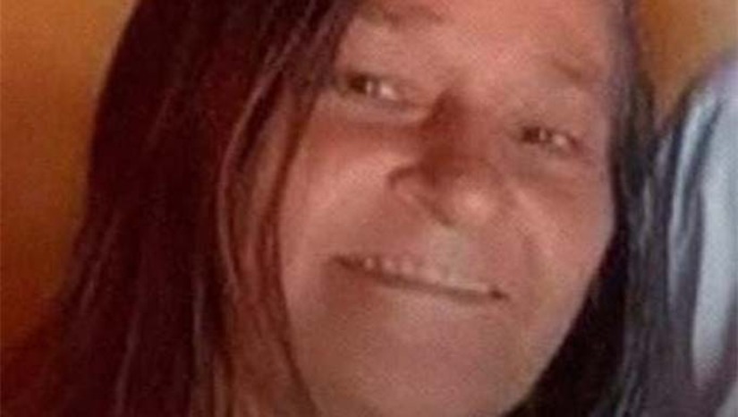   Segundo a Polícia Militar, dois homens em uma motocicleta foram até o local para executar Misael Ferreira da Silva, de 40 anos. Ao perceber a chegada dos criminosos, ele correu para fugir. Durante os disparos, a mãe e a irmã dele foram atingidas. Luzia Maria da Silva chegou a ser socorrida, mas não resistiu. Já Miralia da Silva foi baleada no quadril e levada para o Hospital Regional Tarcísio Maia, em Mossoró. A Polícia Civil investiga o caso, que é o sexto homicídio registrado em Apodi em 2026.