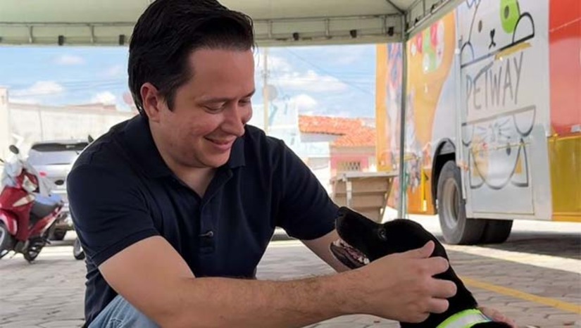   A ação está sendo realizada no Largo da Casa de Cultura Manoel do Violão e tem como foco principal atender animais em situação de rua, garantindo cuidados e atenção por meio de uma parceria com ONGs locais e protetores independentes. De acordo com o prefeito Givago Barreto, o programa representa um passo importante para fortalecer a causa animal no município. “Cuidar dos animais também é cuidar da nossa cidade. É um trabalho que envolve responsabilidade, respeito e a participação de toda a comunidade”, destacou.