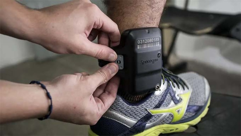   Pelo projeto de lei, a imposição de uso da tornozeleira passa a ser regra em casos de alto risco de agressões graves às mulheres. O risco a ser avaliado deve ser atual ou iminente à vida ou à integridade física ou psicológica da mulher ou de seus dependentes. A exigência da determinação da medida protetiva de urgência fortalece a proteção prevista na Lei Maria da Penha nº 11.340/2006, aplicável em conjunto com outras. O projeto de lei será enviado ao Senado para ser analisado, discutido e votado pelos senadores. Se for aprovada sem alterações, a proposta segue para a sanção do presidente da República.