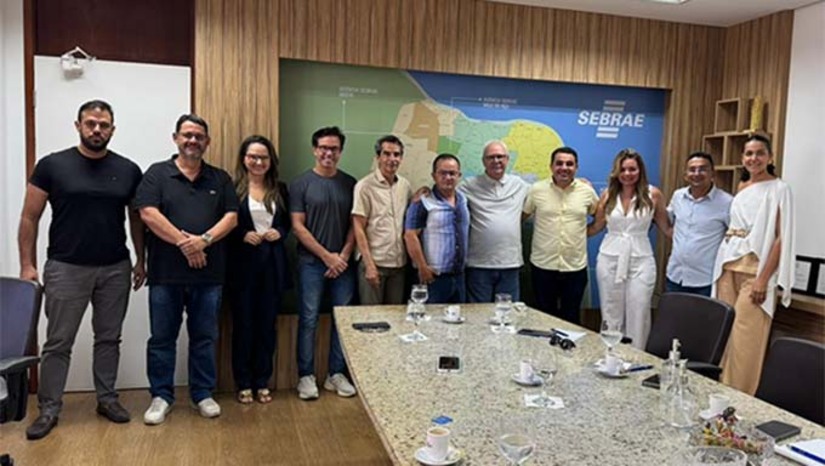  O prefeito de Serra do Mel, Kênio Azevedo, participou de reunião no Sebrae-RN, em Natal, para discutir estratégias de desenvolvimento econômico do município, com foco no fortalecimento da Indicação Geográfica (IG) da castanha de caju, selo exclusivo da cidade no Brasil. Entre as ações debatidas estão a revitalização dos pomares, incentivo à apicultura, fortalecimento das agroindústrias e promoção da castanha em eventos como a Festa do Caju e a feira internacional Fruit Attraction, visando ampliar a competitividade dos produtores locais.