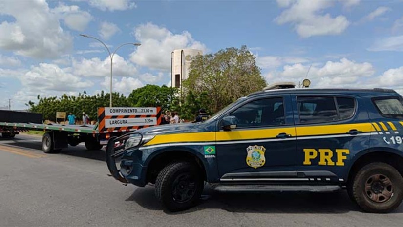   A vítima foi identificada como Evânia Targino de Lima, 55 anos, cabeleireira e moradora do bairro Sumaré. Segundo a Polícia Rodoviária Federal (PRF), Evânia colidiu com uma carreta no km 48 da BR-304, em Mossoró, próximo ao antigo posto da Polícia Federal. Segundo a PRF, a carreta seguia no sentido Mossoró–Assú quando a motociclista saiu do bairro Sumaré e provavelmente tentou cruzar a rodovia, ocorrendo a colisão. O motorista ainda tentou frear, mas não conseguiu evitar o impacto. A vítima sofreu uma grave lesão na cabeça, possivelmente após o capacete se desprender, e morreu no local. O trecho da rodovia foi isolado pela PRF para a realização dos trabalhos da Polícia Científica, que vai apurar as circunstâncias do acidente.