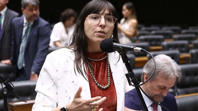   A deputada federal Natália Bonavides solicitou ao Ministério Público do RN e ao Procon investigação sobre o aumento repentino no preço dos combustíveis no estado. Em cidades como Mossoró e Natal, a gasolina chegou a cerca de R$ 7,20 e o diesel a R$ 7,40 após reajustes anunciados pela Brava Energia. A parlamentar pede apuração de possíveis abusos e mais transparência nos preços cobrados aos consumidores