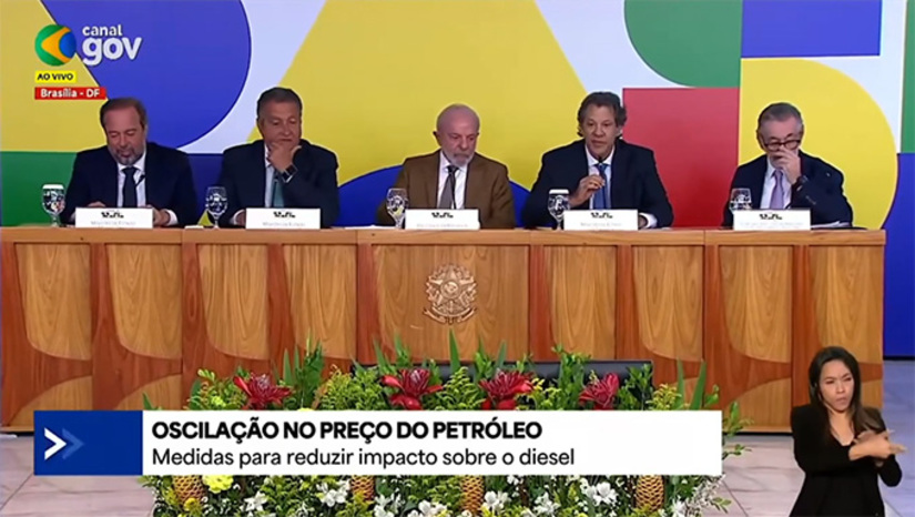   Alerta total no Governo federal com o barril do petróleo a mais de US$ 100, cujos reflexos da crise militar no Oriente Médio já chegaram aqui. O presidente Lula da Silva está preocupado com risco de greve de caminhoneiros nas estradas e a alta da inflação. O preço do litro do óleo diesel, que até há dias em São Paulo não passava de R$ 6,10 – média do País – ontem já era vendido em postos do Centro-Oeste a R$ 9,50. Muito insatisfeita, a categoria passou um rádio para o patronato, e o Governo corre para uma política de emergência e estancar o preço. Fato é que o Brasil depende dos caminhões, e milhões de fretes foram contratados nas últimas semanas com valor amparado no litro do óleo abaixo de R$ 7. O prejuízo já está na carteira do caminhoneiro autônomo, e das empresas, e vai subir à mesa do brasileiro. Mais, na COLUNA ESPLANADA