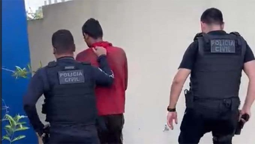   A Polícia Civil do Rio Grande do Norte prendeu em flagrante, nesta quinta-feira (12), um homem de 30 anos suspeito de manter a companheira em cárcere privado no Sítio Cachoeira, zona rural de Caraúbas. A ação ocorreu após denúncias da população. No local, os policiais encontraram a vítima com marcas de agressão, que relatou ser impedida de sair de casa e ameaçada pelo companheiro. O suspeito foi levado à delegacia, autuado pelo crime e encaminhado ao sistema prisional, onde ficará à disposição da Justiça.