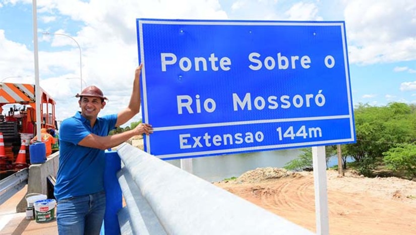   Nesta sexta-feira (13), o Complexo Viário 15 de Março recebe os ajustes finais para a inauguração no domingo (15), aniversário de Mossoró. A programação terá passeio ciclístico pela manhã, treinão de corrida à tarde e a solenidade oficial de entrega. A obra, a maior já realizada pela Prefeitura, liga as BRs 110 e 304 com 8 km de extensão, ciclovia, calçadão, iluminação em LED e uma ponte de 144 metros sobre o Rio Mossoró.