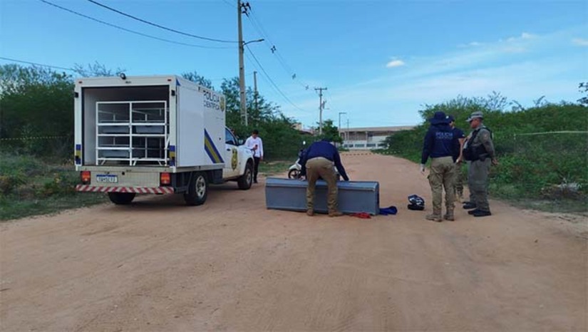   Vítima Antônio Victor, de 25 anos, morava no bairro Bom Jardim. Ele trafegava numa motocicleta Biz a caminho do trabalho numa vidraçaria no início da tarde desta sexta-feira, 13. Quando faltavam poucos metros para chegar à sede da empresa, oi executado por dois homens que fugiram numa motocicleta. O caso será investigado pela Policia Civil.