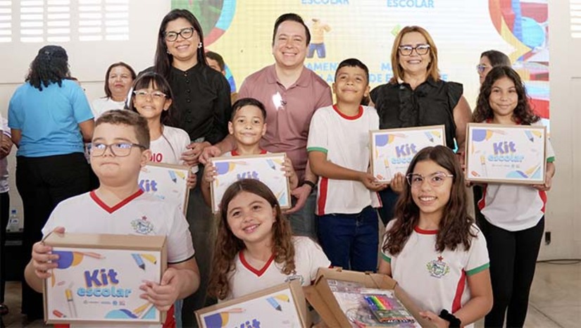   A Prefeitura de Caraúbas realizou a entrega simbólica de materiais e equipamentos para a rede municipal de ensino, com investimento superior a R$ 640 mil. A ação inclui uniformes, kits escolares, mobília, materiais de expediente e equipamentos de informática. O prefeito Givago Barreto destacou que o objetivo é melhorar a estrutura das escolas, oferecer mais conforto aos alunos e melhores condições de trabalho aos profissionais.