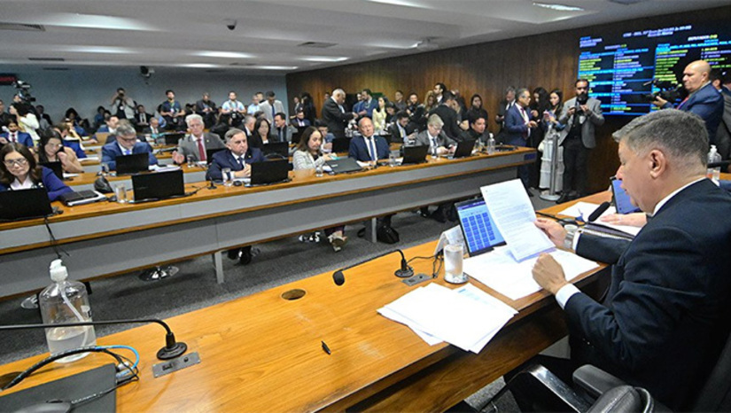   Até ontem, eram oito os blindados por habeas corpus do STF. Além de uma decisão que derrubou a quebra do sigilo bancário da principal amiga de Fábio Luís, o “Lulinha”, filho do presidente da República e a cada dia mais enrolado nas citações. Os blindados com HC são os que deveriam abrir as bocas e contar a roubalheira contra os aposentados no último Governo e, principalmente, no atual. Entre eles, Milton Baptista, do Sindnapi – onde é vice-presidente Frei Chico, irmão do presidente Lula da Silva; além de dois ex-presidentes do INSS, como o último, que foi demitido, Alessandro Stefanutto.  Mais, na COLUNA ESPLANADA