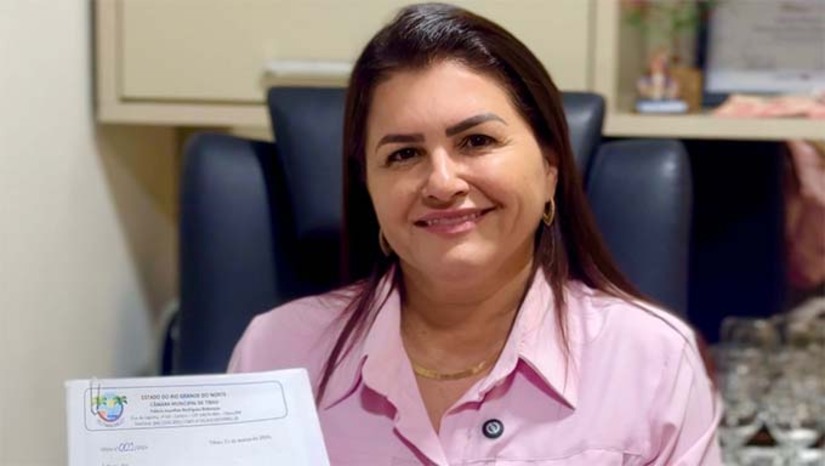 Imagem 1 - De acordo com a prefeita Lidiane Marques, a medida reforça o compromisso da gestão municipal com a valorização dos profissionais da educação. A gestora ressaltou ainda que os avanços na educação municipal vão além da valorização salarial. Nos últimos anos, o Município tem investido na melhoria da infraestrutura das escolas, na ampliação e climatização de salas de aula, na formação continuada dos professores, além de garantir merenda de qualidade, distribuição de material escolar e fardamento para os estudantes da rede municipal. Imagem 1 - De acordo com a prefeita Lidiane Marques, a medida reforça o compromisso da gestão municipal com a valorização dos profissionais da educação. A gestora ressaltou ainda que os avanços na educação municipal vão além da valorização salarial. Nos últimos anos, o Município tem investido na melhoria da infraestrutura das escolas, na ampliação e climatização de salas de aula, na formação continuada dos professores, além de garantir merenda de qualidade, distribuição de material escolar e fardamento para os estudantes da rede municipal.