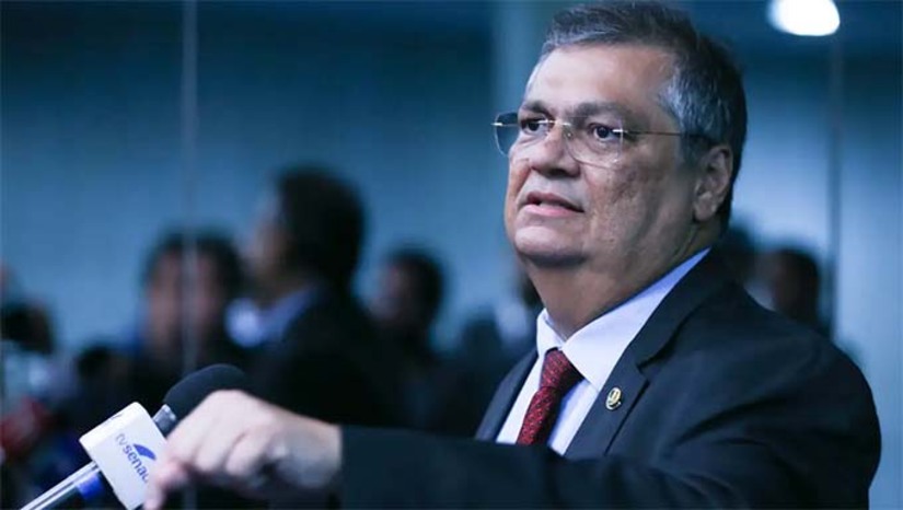 Imagem 1 - O ministro Flávio Dino, do Supremo Tribunal Federal, decidiu em liminar que a aposentadoria compulsória não pode mais ser usada como punição para magistrados, com base na Emenda Constitucional 103. Segundo ele, em casos de infrações graves, a penalidade deve ser a perda do cargo. A decisão ainda será analisada pelo plenário do STF e ocorreu após um caso envolvendo um juiz punido pelo Tribunal de Justiça do Rio de Janeiro, cuja sanção havia sido confirmada pelo Conselho Nacional de Justiça. Imagem 1 - O ministro Flávio Dino, do Supremo Tribunal Federal, decidiu em liminar que a aposentadoria compulsória não pode mais ser usada como punição para magistrados, com base na Emenda Constitucional 103. Segundo ele, em casos de infrações graves, a penalidade deve ser a perda do cargo. A decisão ainda será analisada pelo plenário do STF e ocorreu após um caso envolvendo um juiz punido pelo Tribunal de Justiça do Rio de Janeiro, cuja sanção havia sido confirmada pelo Conselho Nacional de Justiça.