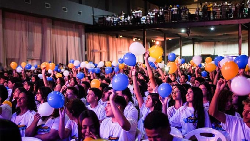 Imagem 1 - A Prefeitura de Mossoró realiza, nesta quarta-feira (18), a formatura de cerca de 1.200 jovens participantes do programa “Jovem do Futuro”, no Thermas Hall, a partir das 18h. A iniciativa, coordenada pela Secretaria de Assistência Social, oferece 32 cursos de capacitação em parceria com instituições como UERN, Ufersa e o Sistema S, além de bolsa mensal de R$ 350 durante quatro meses. Criado em 2022, o programa já formou aproximadamente 3.500 jovens e segue ampliando oportunidades de qualificação e inserção no mercado de trabalho. Imagem 1 - A Prefeitura de Mossoró realiza, nesta quarta-feira (18), a formatura de cerca de 1.200 jovens participantes do programa “Jovem do Futuro”, no Thermas Hall, a partir das 18h. A iniciativa, coordenada pela Secretaria de Assistência Social, oferece 32 cursos de capacitação em parceria com instituições como UERN, Ufersa e o Sistema S, além de bolsa mensal de R$ 350 durante quatro meses. Criado em 2022, o programa já formou aproximadamente 3.500 jovens e segue ampliando oportunidades de qualificação e inserção no mercado de trabalho.