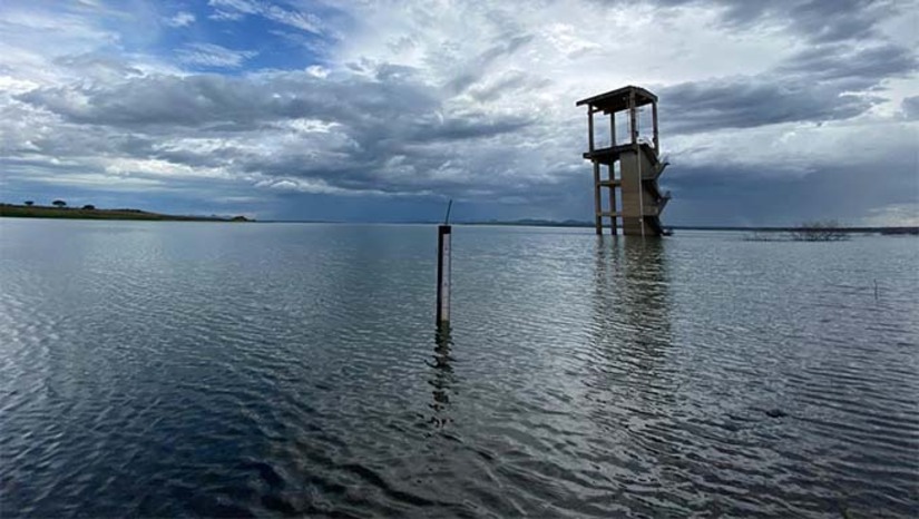 Imagem 1 - O relatório do IGARN aponta que os reservatórios do Rio Grande do Norte estão com 39,36% da capacidade total, impulsionados pelas recentes chuvas. O reservatório que apresentou maior recarga em decorrência das últimas chuvas foi a barragem Campo Grande, em São Paulo do Potengi, que atingiu 96,92% da sua capacidade total. A barragem de Oiticica, segundo maior reservatório do estado, chegou a 32,17% e a barragem Armando Ribeiro Gonçalves, maior reservatório do RN, acumula 41,69% da sua capacidade total. Imagem 1 - O relatório do IGARN aponta que os reservatórios do Rio Grande do Norte estão com 39,36% da capacidade total, impulsionados pelas recentes chuvas. O reservatório que apresentou maior recarga em decorrência das últimas chuvas foi a barragem Campo Grande, em São Paulo do Potengi, que atingiu 96,92% da sua capacidade total. A barragem de Oiticica, segundo maior reservatório do estado, chegou a 32,17% e a barragem Armando Ribeiro Gonçalves, maior reservatório do RN, acumula 41,69% da sua capacidade total.