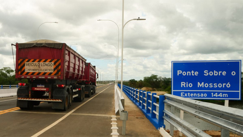 Imagem 1 - Os dados foram divulgados nesta terça-feira (18) pela Secretaria Municipal de Segurança Pública, Defesa Civil, Mobilidade Urbana e Trânsito. Com a abertura do complexo viário 15 de março, o acesso as universidades pela Avenida Leste Oeste melhorou. Segundo o levantamento, que cruza dados das câmeras de videomonitoramento e sensores de tráfego, o número de veículos pesados, como caminhões e carretas, diminuiu mais de 60% no Centro. Os dados comparam o fluxo desta semana com a média das últimas três semanas. Imagem 1 - Os dados foram divulgados nesta terça-feira (18) pela Secretaria Municipal de Segurança Pública, Defesa Civil, Mobilidade Urbana e Trânsito. Com a abertura do complexo viário 15 de março, o acesso as universidades pela Avenida Leste Oeste melhorou. Segundo o levantamento, que cruza dados das câmeras de videomonitoramento e sensores de tráfego, o número de veículos pesados, como caminhões e carretas, diminuiu mais de 60% no Centro. Os dados comparam o fluxo desta semana com a média das últimas três semanas.