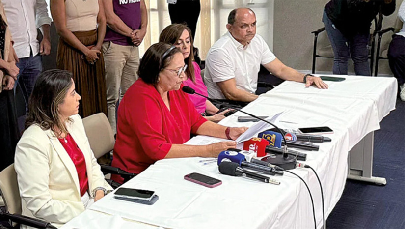   Motivo é que ela não conseguiu apoio entre os 23 deputados do Rio Grande do Norte para eleger, numa eleição indireta, o nome de sua escolha para ficar no cargo de governador até o final do ano. Quem poderia ficar seria o vice-governador, mas este também falou que vai renunciar para sair candidato a deputado. Com a decisão, Fátima Bezerra fica sem cargo eletivo a partir de janeiro de 2027 e terá que escolher outro nome do partido ou aliado para disputar a vaga no Senado Federal.