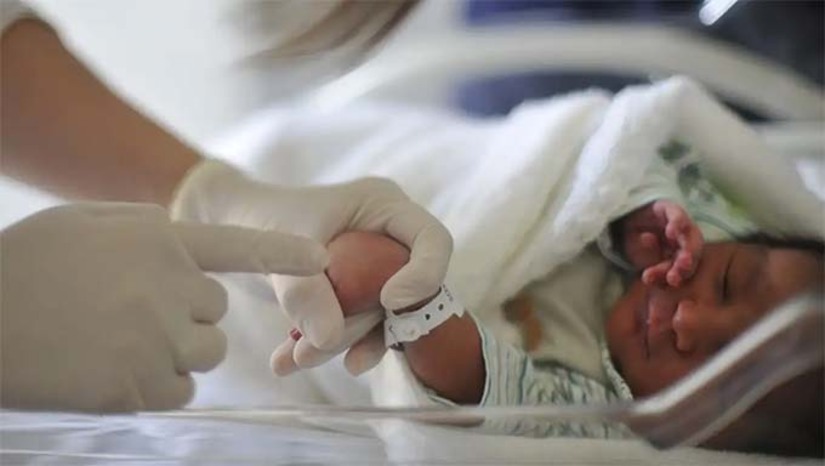 Imagem 1 - Segundo o Fundo das Nações Unidas para a Infância (Unicef), um conjunto de políticas adotadas pelo país têm diminuído as mortes preveníveis de crianças, em consonância com a tendência global. Entre as políticas públicas citadas para este resultado, está o Programa Saúde da Família, o Programa de Agentes Comunitários de Saúde, a Política Nacional de Atenção Básica e a expansão da rede pública de saúde. Juntas, essas iniciativas que ajudaram a promover a saúde de mães, bebês e crianças desde os anos 1990 e foram operacionalizadas com o apoio da sociedade brasileira e de organizações internacionais, como o próprio Unicef. Imagem 1 - Segundo o Fundo das Nações Unidas para a Infância (Unicef), um conjunto de políticas adotadas pelo país têm diminuído as mortes preveníveis de crianças, em consonância com a tendência global. Entre as políticas públicas citadas para este resultado, está o Programa Saúde da Família, o Programa de Agentes Comunitários de Saúde, a Política Nacional de Atenção Básica e a expansão da rede pública de saúde. Juntas, essas iniciativas que ajudaram a promover a saúde de mães, bebês e crianças desde os anos 1990 e foram operacionalizadas com o apoio da sociedade brasileira e de organizações internacionais, como o próprio Unicef.