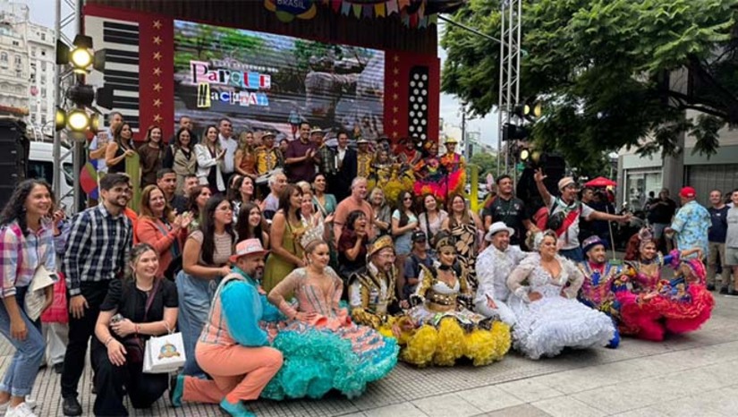 Imagem 1 - Representando o município, o secretário de Cultura, Cícero França, participou de atividades institucionais e culturais, destacando a importância do evento para o fortalecimento do turismo e da economia local. Na oportunidade, o público teve uma visão geral do “Mossoró Cidade Junina”, sua dimensão cultural, histórica e turística. E ainda, os elementos tradicionais das festas juninas nordestinas, como a quadrilha, a música e as manifestações populares. Imagem 1 - Representando o município, o secretário de Cultura, Cícero França, participou de atividades institucionais e culturais, destacando a importância do evento para o fortalecimento do turismo e da economia local. Na oportunidade, o público teve uma visão geral do “Mossoró Cidade Junina”, sua dimensão cultural, histórica e turística. E ainda, os elementos tradicionais das festas juninas nordestinas, como a quadrilha, a música e as manifestações populares.