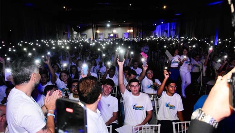 Imagem 1 - A Prefeitura de Mossoró realizou a formatura de mais de 1.300 jovens no programa “Jovem do Futuro” (edição 2025.2), que oferece capacitação gratuita em diversas áreas. Criado em 2022, o programa já qualificou mais de 5 mil jovens para o mercado de trabalho. A iniciativa também promove inclusão, garantindo a participação de pessoas com deficiência. Além de todo o processo de estudo e ampliação de conhecimento, o programa “Jovem do Futuro” oferece uma bolsa de estudo no valor de R$ 350,00 mensal durante o período de quatro meses. Imagem 1 - A Prefeitura de Mossoró realizou a formatura de mais de 1.300 jovens no programa “Jovem do Futuro” (edição 2025.2), que oferece capacitação gratuita em diversas áreas. Criado em 2022, o programa já qualificou mais de 5 mil jovens para o mercado de trabalho. A iniciativa também promove inclusão, garantindo a participação de pessoas com deficiência. Além de todo o processo de estudo e ampliação de conhecimento, o programa “Jovem do Futuro” oferece uma bolsa de estudo no valor de R$ 350,00 mensal durante o período de quatro meses.