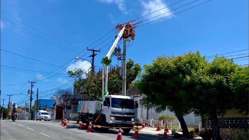   A Neoenergia Cosern realizará, nesta quinta-feira (19), uma manutenção preventiva na rede elétrica do Conjunto Abolição V, em Mossoró, com interrupção temporária de energia em algumas ruas e avenidas, das 9h às 11h. A ação visa melhorar a qualidade do fornecimento, podendo ser concluída antes do horário previsto, e outras vias próximas também podem ter desligamentos pontuais.