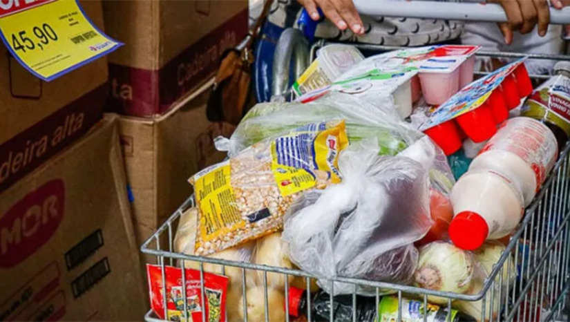 Imagem 1 - Em fevereiro de 2026, a cesta básica no Rio Grande do Norte subiu em média 7,2%, impulsionada principalmente pela alta do tomate e do feijão. A informação foi confirmada pelo LECON/UFERSA que monitora os preços nos municípios de Mossoró, Caraúbas, Angicos e Pau dos Ferros. Dos municípios avaliados, Caraúbas teve o maior aumento (10,6%) e Mossoró registrou variação de 7%, com diferenças entre regiões. Apesar disso, itens como arroz e óleo de soja tiveram queda, ajudando a amenizar parte da inflação. Imagem 1 - Em fevereiro de 2026, a cesta básica no Rio Grande do Norte subiu em média 7,2%, impulsionada principalmente pela alta do tomate e do feijão. A informação foi confirmada pelo LECON/UFERSA que monitora os preços nos municípios de Mossoró, Caraúbas, Angicos e Pau dos Ferros. Dos municípios avaliados, Caraúbas teve o maior aumento (10,6%) e Mossoró registrou variação de 7%, com diferenças entre regiões. Apesar disso, itens como arroz e óleo de soja tiveram queda, ajudando a amenizar parte da inflação.