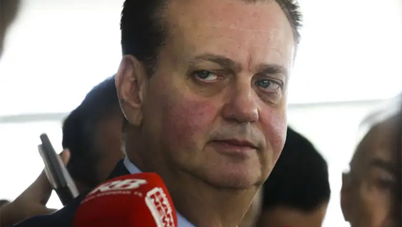   Chefão do PSD, Gilberto Kassab notou a rápida ascensão de Ratinho Junior nas sondagens presidenciais e não quis jogo com Flávio Bolsonaro (PL). O Zero Um de Jair Bolsonaro esperava um sinal de indicação para vice, e não obteve. Ratinho Junior será o candidato a presidente pelo PSD e o vice ideal é Ronaldo Caiado (PSD), o governador do Goiás – mas nem tanto. Caiado não quer aparecer ofuscado numa chapa nacional – seria o sonho de Kassab. O mais pragmático candidato presidencial de direita desde os debates de 1989 bate pé, porém foi superado internamente pelo governador do Paraná que está pontuando bem melhor em todas as pesquisas nacionais, até nas espontâneas. Para fortalecer a chapa, Kassab agora procura nome de outro partido.
