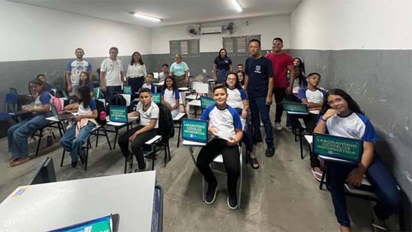 Imagem 1 - Foram adquiridos 230 chromebooks para montagem dos 7 laboratórios móveis de informática, que já estão sendo utilizados, promovendo inclusão tecnológica para todos os alunos. Além da distribuição dos equipamentos, a gestão municipal também fez adesão às Diretrizes Curriculares do Ensino de Computação na Educação Básica do Rio Grande do Norte, garantindo a inserção da cultura digital no processo de ensino-aprendizagem. Imagem 1 - Foram adquiridos 230 chromebooks para montagem dos 7 laboratórios móveis de informática, que já estão sendo utilizados, promovendo inclusão tecnológica para todos os alunos. Além da distribuição dos equipamentos, a gestão municipal também fez adesão às Diretrizes Curriculares do Ensino de Computação na Educação Básica do Rio Grande do Norte, garantindo a inserção da cultura digital no processo de ensino-aprendizagem.