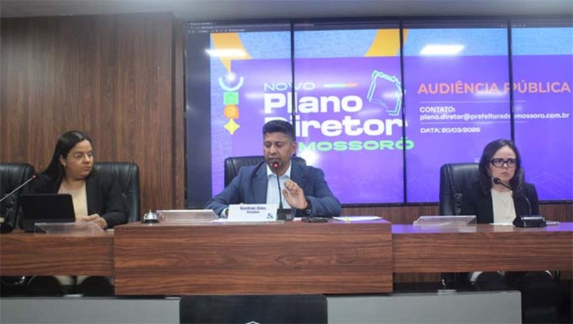   A Câmara Municipal de Mossoró realizou audiência pública para discutir o novo Plano Diretor do município, reunindo representantes do poder público e da sociedade.  O debate abordou temas como uso do solo, mobilidade e sustentabilidade, marcando a etapa final de um processo que contou com oficinas e participação popular.  A atualização do Plano Diretor, que estava há mais de 10 anos sem revisão, é considerada essencial para orientar o crescimento e o desenvolvimento da cidade.