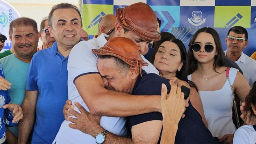 Imagem 1 -  Após discurso, Allyson Bezerra abraçou o pai, a mãe e os irmãos. O prefeito Allyson, em seu discurso, com lágrimas nos olhos, disse que esta era a última entrega que estava fazendo ao povo de Mossoró nesta gestão. “É uma satisfação enorme pra nós estarmos entregando hoje mais saúde para o nosso povo da zona rural”, disse. Ele voltou a lembrar que renuncia no dia 30 para iniciar uma nova jornada e o vice-prefeito Marcos Medeiros assume o comando. 