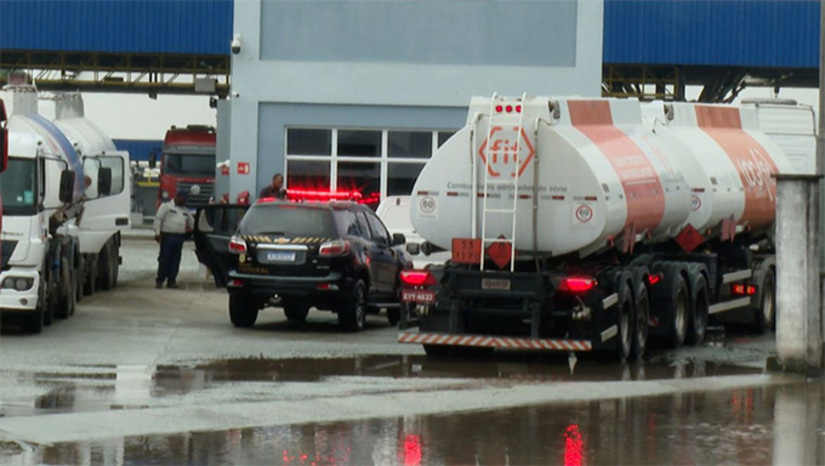   Antes dos EUA e Israel atacarem o Irã, o preço médio do diesel era de R$ 5,8. Mesmo sem haver alta nas refinarias até então, as distribuidoras e postos aumentaram para R$ 7 reais, em média. O governo federal reagiu, isentando impostos, multando as distribuidoras e postos por aumentos abusivos. No entanto, os preços dos derivados de petróleo continuam no mesmo patamar de 7 reais, que é o caso de Mossoró-RN. Em alguns locais, passa de R$ 8. Para mais informações, a COLUNA OPINIÃO.