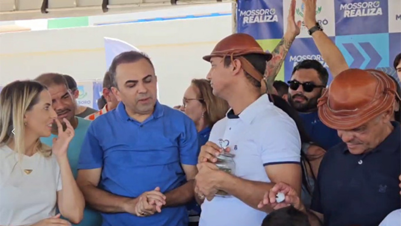   O prefeito Allyson Bezerra diz que sai com o sentimento de dever cumprido. Assume o vice-prefeito Marcos Medeiros, que declarou ao MH que está preparado para dá continuidade a gestão, que colocou o município de Mossoró nos eixos, com a implantação de programas em benefício ao homem do campo, que fortaleceu a saúde, a educação e a infraestrutura do município de Mossoró. Este é o espelho de gestão que Allyson Bezerra vai apresentar aos eleitores do Rio Grande do Norte como pré-candidato a governador.