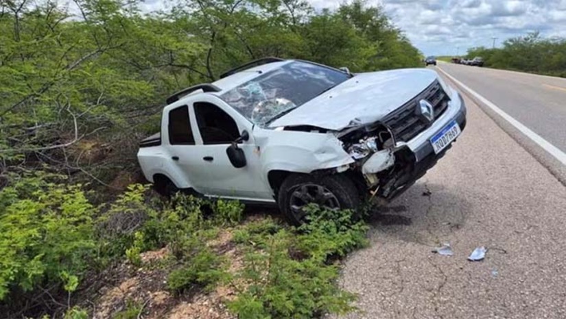 Imagem 1 - Luciano Martins Siqueira, de 53 anos, e seu filho, Davy Luiz Martins da Silva, de 9 anos, morreram após um grave acidente na BR-406, em Macau, na manhã deste domingo (22). Pai e filho estavam em uma motocicleta quando foram atingidos por uma caminhonete. O homem morreu no local e a criança chegou a ser socorrida para o Walfredo Gurgel, em Natal, mas não resistiu. Segundo a PRF, nenhum dos dois usava capacete. O motorista da caminhonete não se feriu e testou negativo para álcool. As circunstâncias da colisão deverão ser apuradas pela Polícia Civil. Imagem 1 - Luciano Martins Siqueira, de 53 anos, e seu filho, Davy Luiz Martins da Silva, de 9 anos, morreram após um grave acidente na BR-406, em Macau, na manhã deste domingo (22). Pai e filho estavam em uma motocicleta quando foram atingidos por uma caminhonete. O homem morreu no local e a criança chegou a ser socorrida para o Walfredo Gurgel, em Natal, mas não resistiu. Segundo a PRF, nenhum dos dois usava capacete. O motorista da caminhonete não se feriu e testou negativo para álcool. As circunstâncias da colisão deverão ser apuradas pela Polícia Civil.