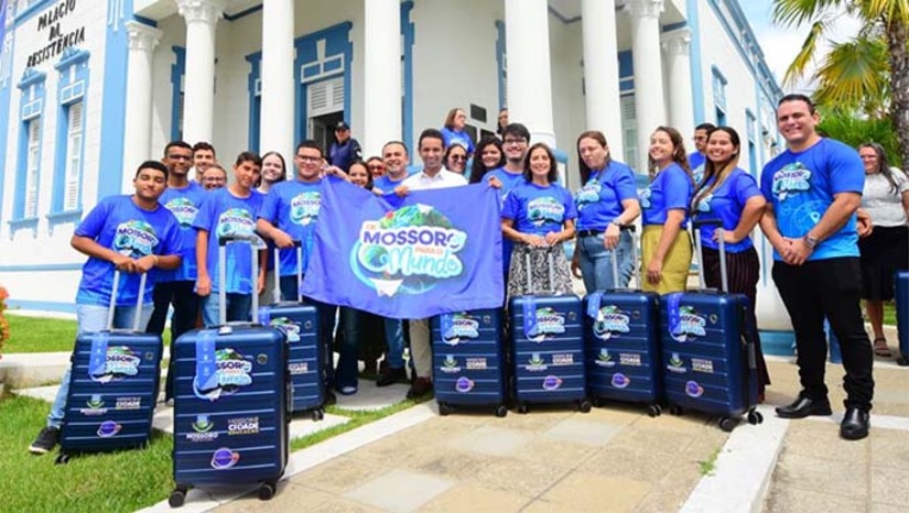 Imagem 1 - A iniciativa, criada pelo prefeito Allyson Bezerra, marca um momento histórico para a educação do município. ‘’Essa é uma das iniciativas importantes que fazem parte do Programa Mossoró Cidade Educação, que tem transformado a educação do nosso município, e que muito nos orgulha. Mossoró está proporcionando aos seus estudantes oportunidade de um futuro ainda melhor’’, disse Allyson. Imagem 1 - A iniciativa, criada pelo prefeito Allyson Bezerra, marca um momento histórico para a educação do município. ‘’Essa é uma das iniciativas importantes que fazem parte do Programa Mossoró Cidade Educação, que tem transformado a educação do nosso município, e que muito nos orgulha. Mossoró está proporcionando aos seus estudantes oportunidade de um futuro ainda melhor’’, disse Allyson.