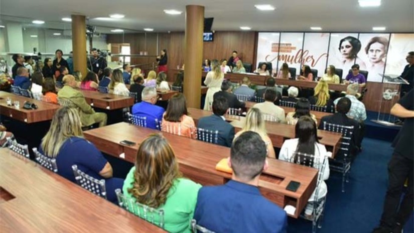   Na ocasião, mulheres serão homenageadas com a entrega de títulos, medalhas e troféus, em reconhecimento às suas contribuições e atuações de destaque em diversas áreas da sociedade. A iniciativa valoriza o papel da mulher, destacando sua importância na construção de uma sociedade mais justa, igualitária e participativa. A sessão está marcada para as 14h e é aberta ao público e será transmitida pela TV Câmara Mossoró através do canal 22.2.