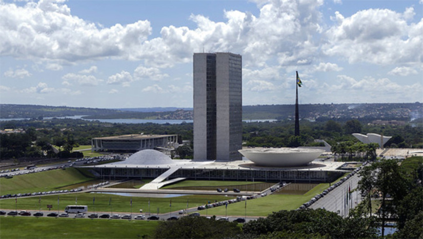   A decisão dos presidentes do Senado e Câmara, Davi Alcolumbre e Hugo Motta, de restringir o acesso ao Congresso pela Chapelaria apenas a deputados e senadores, e outras autoridades, já causa alvoroço entre servidores e parlamentares. Os gabinetes foram surpreendidos ontem com e-mail com novas regras. Os acessos de visitantes por táxi, uber, carros particulares ou a pé serão pelos Anexos. Servidores receiam que isso cause um “congestionamento” diário nas portarias laterais. Enquanto seus chefes, as excelências, vão chegar de BMW, Mercedes, Audi, Volvo e outros carros que desfilam pela Chapelaria todos os dias. Com exceção de Luiza Erundina, que tem um Fiat Elba.