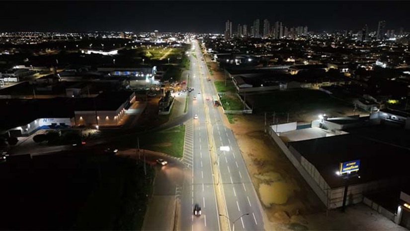   O compromisso foi assumido por Allyson no dia 24 de fevereiro, durante evento no Sumaré. A obra foi iniciada por meio da Secretaria de Serviços Urbanos, e o primeiro trecho iluminado foi entregue nesta segunda-feira. “Está iluminado e entregue ao nosso povo. Isso é histórico para a cidade de Mossoró. Passamos cinco anos solicitando ao Governo Federal, que não realizou, mas a Prefeitura de Mossoró se comprometeu, elaborou o projeto, apresentou ao DNIT e conseguiu executar”, disse Allyson.