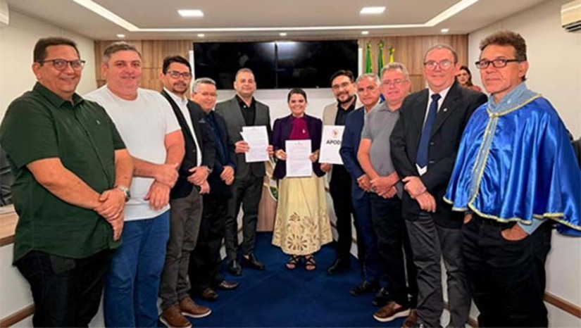 Imagem 1 - A programação de emancipação de Apodi continua nesta terça-feira (24), com a entrega da Escola Municipal da comunidade Santa Rosa II. A unidade é considerada uma das maiores já construídas no município, com estrutura para ensino em tempo integral e investimento superior a R$ 1,5 milhão, provenientes de recursos próprios. Com uma programação diversificada e grandes conquistas anunciadas, a gestão do prefeito Sabino reafirma o compromisso com o desenvolvimento de Apodi, celebrando o passado, fortalecendo o presente e construindo um futuro cada vez mais promissor para a população. Imagem 1 - A programação de emancipação de Apodi continua nesta terça-feira (24), com a entrega da Escola Municipal da comunidade Santa Rosa II. A unidade é considerada uma das maiores já construídas no município, com estrutura para ensino em tempo integral e investimento superior a R$ 1,5 milhão, provenientes de recursos próprios. Com uma programação diversificada e grandes conquistas anunciadas, a gestão do prefeito Sabino reafirma o compromisso com o desenvolvimento de Apodi, celebrando o passado, fortalecendo o presente e construindo um futuro cada vez mais promissor para a população.