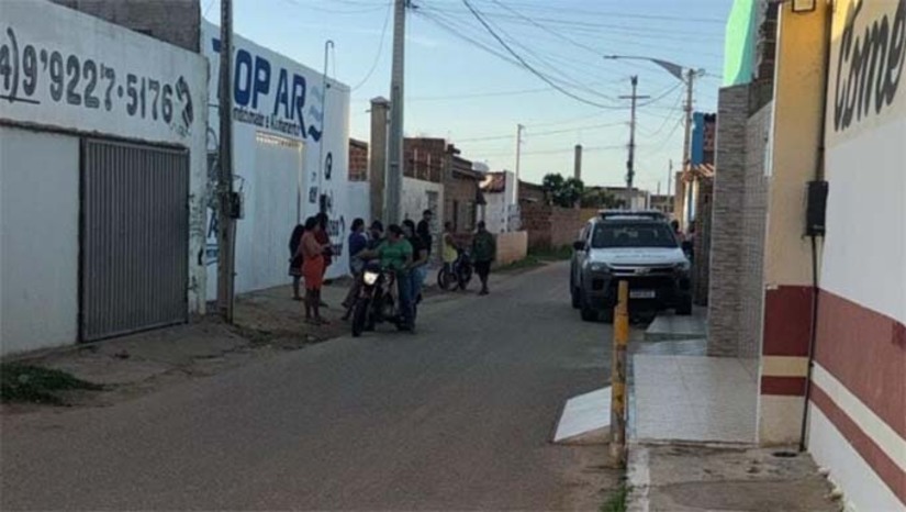Imagem 1 -  A vítima foi identificada como Antônio Kelesandro da Silva Feitosa, de 34 anos, mais conhecido como “Cajaca”, natural de Governador Dix-Sept Rosado. De acordo com as primeiras informações, ele foi encontrado sem vida dentro de uma residência, apresentando sinais de violência. A área foi isolada pela Polícia Militar para a realização dos procedimentos periciais. O corpo deverá ser removido pela Polícia Científica. O caso será investigado pela Polícia Civil. 