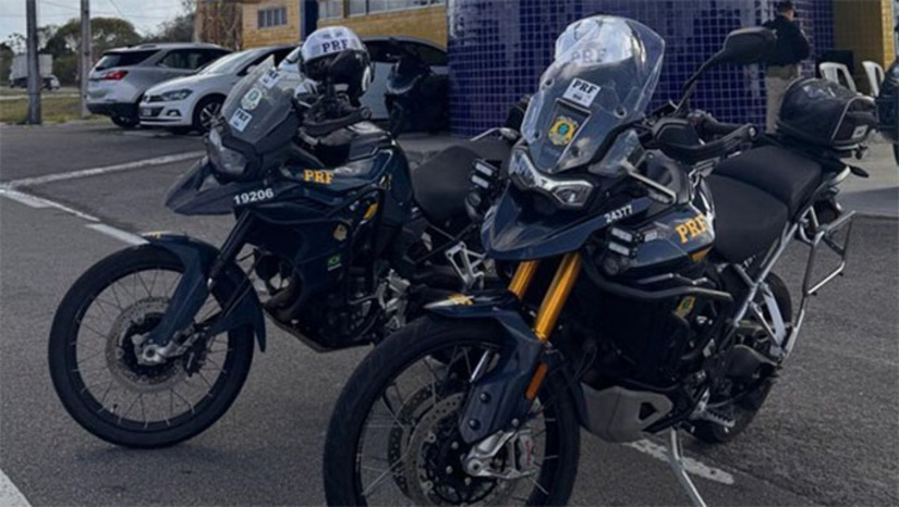 Imagem 1 - A ação ocorreu nas proximidades do km 2 da rodovia. De acordo com a PRF, o suspeito trafegava em uma motocicleta quando foi abordado pelos policiais. Durante a fiscalização, os agentes encontraram com o condutor uma pistola Taurus calibre .380, além de 37 munições intactas. O homem foi preso em flagrante e, junto com a arma e as munições apreendidas, encaminhado à Delegacia de Polícia Civil de Mossoró. Ele deverá responder pelo crime de porte ilegal de arma de fogo. Imagem 1 - A ação ocorreu nas proximidades do km 2 da rodovia. De acordo com a PRF, o suspeito trafegava em uma motocicleta quando foi abordado pelos policiais. Durante a fiscalização, os agentes encontraram com o condutor uma pistola Taurus calibre .380, além de 37 munições intactas. O homem foi preso em flagrante e, junto com a arma e as munições apreendidas, encaminhado à Delegacia de Polícia Civil de Mossoró. Ele deverá responder pelo crime de porte ilegal de arma de fogo.