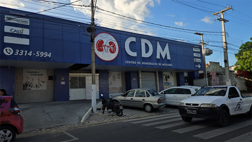   Dona Raquel e Iraci, são do município de Assu-RN. Iniciaram o procedimento por volta de meio dia. As máquinas pararam e Dona Raquel não resistiu. Em seguida, houve uma segunda parada e desta vez a vítima foi dona Irací. Os corpos foram levados para exames no SVO e a Vigilância Sanitária de Mossoró iniciou um processo de inspeção e interditou a unidade. À imprensa, Keila Brandão Moreira, da Vigilância Sanitária, destacou que não é prudente atribuir as mortes a algum fator, sem antes fazer uma analise profunda, mas asseguro que o CDM só vai poder voltar a funcionar se houve condições técnicas de garantir a vida dos pacientes. 