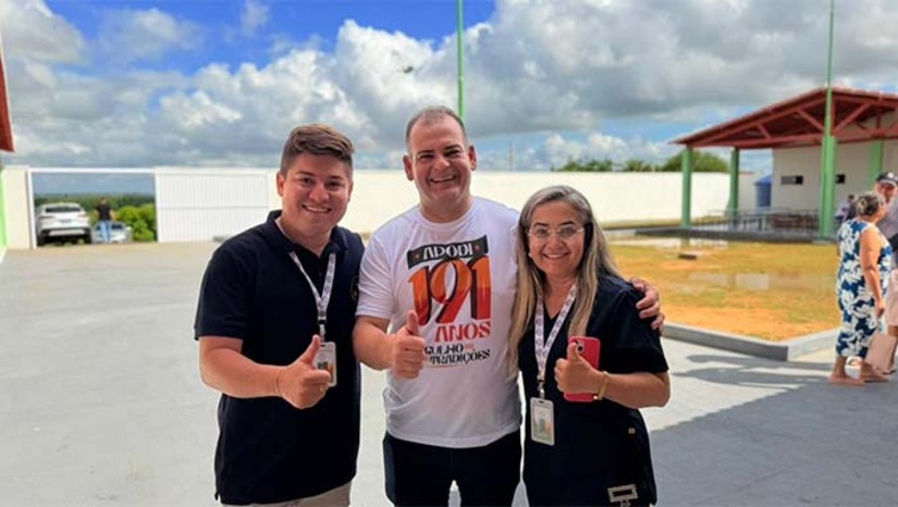 Imagem 1 - A nova unidade escolar, localizada na comunidade Santa Rosa II zona rural de Apodi, chega com uma estrutura moderna, pensada paragarantir mais conforto, inclusão e qualidade no processo de aprendizagem dosalunos. Com um investimento superior a R$ 1,5 milhão em recursos próprios, aescola conta com salas de aula amplas, climatizadas e totalmente equipadas,além de toda a mobília nova, garantindo um ambiente adequado e acolhedor paraestudantes e professores. “Investir em educação é investir no futuro da nossagente”, destacou o prefeito Sabino Imagem 1 - A nova unidade escolar, localizada na comunidade Santa Rosa II zona rural de Apodi, chega com uma estrutura moderna, pensada paragarantir mais conforto, inclusão e qualidade no processo de aprendizagem dosalunos. Com um investimento superior a R$ 1,5 milhão em recursos próprios, aescola conta com salas de aula amplas, climatizadas e totalmente equipadas,além de toda a mobília nova, garantindo um ambiente adequado e acolhedor paraestudantes e professores. “Investir em educação é investir no futuro da nossagente”, destacou o prefeito Sabino