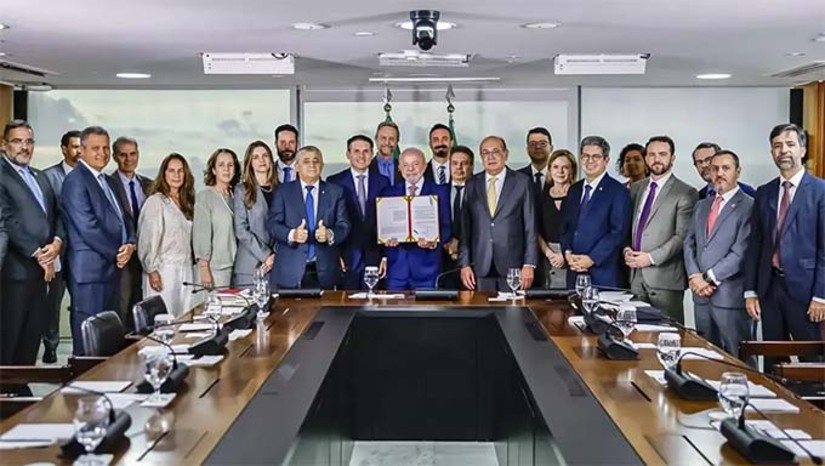   A nova lei considera facção criminosa toda organização criminosa ou grupo de três ou mais pessoas que empregue violência, grave ameaça ou coação para controlar territórios, intimidar populações ou autoridades.   O enquadramento vale ainda quando atacarem serviços, infraestrutura ou equipamentos essenciais.   A norma também estabelece que lideranças conectadas a esses crimes deixam de ter benefícios como anistia e indulto, fiança ou liberdade condicional.