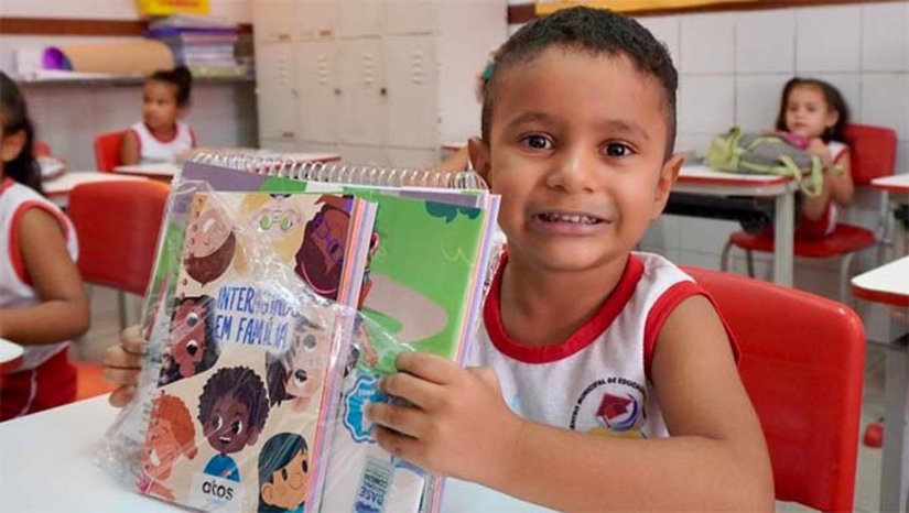 Imagem 1 - A Prefeitura de Upanema-RN entregou material didático para 360 alunos da Educação Infantil, com investimento de R$ 171.875,00. As crianças receberam kits que incluem agenda escolar, livro para produções infantis e livro didático composto por dois volumes. A ação beneficia crianças de 3 a 5 anos e fortalece a qualidade do ensino na rede municipal. Imagem 1 - A Prefeitura de Upanema-RN entregou material didático para 360 alunos da Educação Infantil, com investimento de R$ 171.875,00. As crianças receberam kits que incluem agenda escolar, livro para produções infantis e livro didático composto por dois volumes. A ação beneficia crianças de 3 a 5 anos e fortalece a qualidade do ensino na rede municipal.
