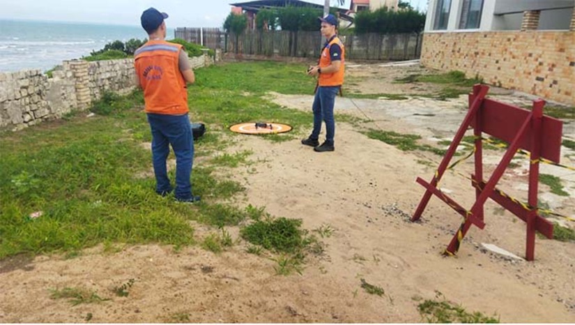 Imagem 1 - A ação teve como foco principal a avaliação do local, um importante símbolo turístico do município, que vem apresentando episódios recentes de movimentação geológica e instabilidade. Durante a visita, os técnicos realizaram um sobrevoo detalhado na área, além de uma análise de percepção de risco diretamente no local e em suas proximidades. O apoio da Defesa Civil Estadual visa oferecer ao município um embasamento técnico sólido e direcionamentos estratégicos sobre as medidas de segurança que devem ser adotadas na região. Imagem 1 - A ação teve como foco principal a avaliação do local, um importante símbolo turístico do município, que vem apresentando episódios recentes de movimentação geológica e instabilidade. Durante a visita, os técnicos realizaram um sobrevoo detalhado na área, além de uma análise de percepção de risco diretamente no local e em suas proximidades. O apoio da Defesa Civil Estadual visa oferecer ao município um embasamento técnico sólido e direcionamentos estratégicos sobre as medidas de segurança que devem ser adotadas na região.