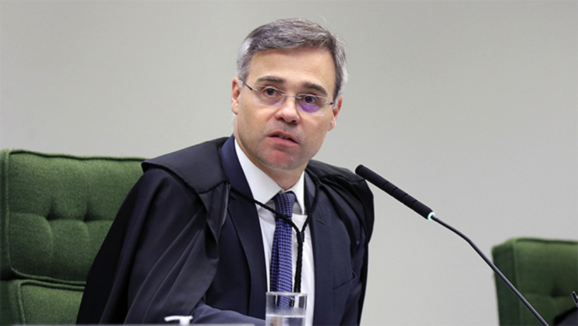   Curiosamente o ex-presidente do Banco Central Campos Neto, indicado no Governo Jair Bolsonaro, foi o único do grupo A Turma do whatsapp de Daniel Vorcaro que não teve ordem de prisão sentenciada pelo ministro André Mendonça (STF). O que livrou o Campos Neto, pelo relatado por quem sabe do conteúdo, foi o seu silêncio no zap.