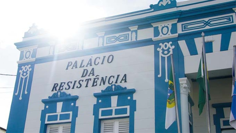 Imagem 1 - Mossoró terá novo prefeito a partir desta sexta-feira (27). A programação contará com dois momentos. O primeiro, de caráter extraordinário, está agendado para às 16h, no plenário daCâmara, e será destinada à leitura da carta de renúncia do prefeito de Mossoró, Allyson Bezerra. Em seguida, será realizada sessão solene para a posse do vice-prefeito, Marcos Medeiros, que assumirá o cargo de prefeito em decorrência da vacância. A solenidade acontecerá às 18h, no Teatro Municipal Dix-Huit Rosado. Imagem 1 - Mossoró terá novo prefeito a partir desta sexta-feira (27). A programação contará com dois momentos. O primeiro, de caráter extraordinário, está agendado para às 16h, no plenário daCâmara, e será destinada à leitura da carta de renúncia do prefeito de Mossoró, Allyson Bezerra. Em seguida, será realizada sessão solene para a posse do vice-prefeito, Marcos Medeiros, que assumirá o cargo de prefeito em decorrência da vacância. A solenidade acontecerá às 18h, no Teatro Municipal Dix-Huit Rosado.