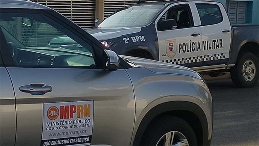 Imagem 1 -  O MPRN deflagrou a Operação Detox em Upanema, com apoio das polícias Civil e Militar. A ação é um desdobramento da operação Game Over realizada em dezembro de 2025, após perícia do material apreendido na época. A análise de provas indicou novas articulações do grupo criminoso bem como possível posse ilegal de armas de fogo. Ao todo, duas pessoas foram presas em flagrante pelos crimes de tráfico de drogas e uma delas também por manter em cativeiro espécime de fauna silvestre. Na ação, foram apreendidos dinheiro fracionado e equipamentos eletrônicos, incluindo balanças de precisão e uma maquineta de cartão.
