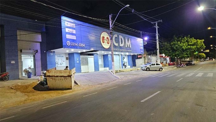 Imagem 1 - Na manhã de terça-feira, 24, de março de 2026, morreram dentro da clínica Raquel Ferreira da Silva Cabral, de 54 anos, que já estafa fazendo tratamento havia 5 anos. Pouco tempo depois, Iracy Inácio de Lima, de 75 anos, que já fazia o tratamento há 7 anos. Com estes dois óbitos, o Governo do Estado determinou interdição cautelar dos serviços do CDM. Nesta quarta-feira, Marivania Mendonça, de 35 anos, teve complicações por não ter onde fazer a hemodiálise e faleceu. Os casos serão investigados pelo delegado José Vieira, da 39ª DP de Mossoró. Imagem 1 - Na manhã de terça-feira, 24, de março de 2026, morreram dentro da clínica Raquel Ferreira da Silva Cabral, de 54 anos, que já estafa fazendo tratamento havia 5 anos. Pouco tempo depois, Iracy Inácio de Lima, de 75 anos, que já fazia o tratamento há 7 anos. Com estes dois óbitos, o Governo do Estado determinou interdição cautelar dos serviços do CDM. Nesta quarta-feira, Marivania Mendonça, de 35 anos, teve complicações por não ter onde fazer a hemodiálise e faleceu. Os casos serão investigados pelo delegado José Vieira, da 39ª DP de Mossoró.