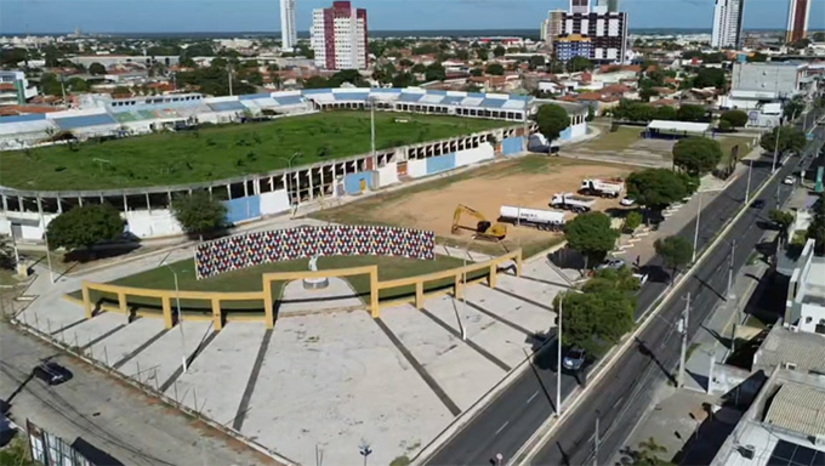   Liga Desportiva Mossoroense, através do advogado Tomaz Neto, pediu que a Justiça determinasse a imediata suspensão de construção do novo Nogueirão, do supermercado, shopping, praça de alimentação e um Centro de Convenções. Alegou que existe erros no processo de reversão de doação do imóvel a LDM. O juiz negou o pedido e determinou que a Prefeitura apresentasse sua versão para os fatos em 72 horas, prazo que termina nesta sexta-feira, 27 de março de 2026.