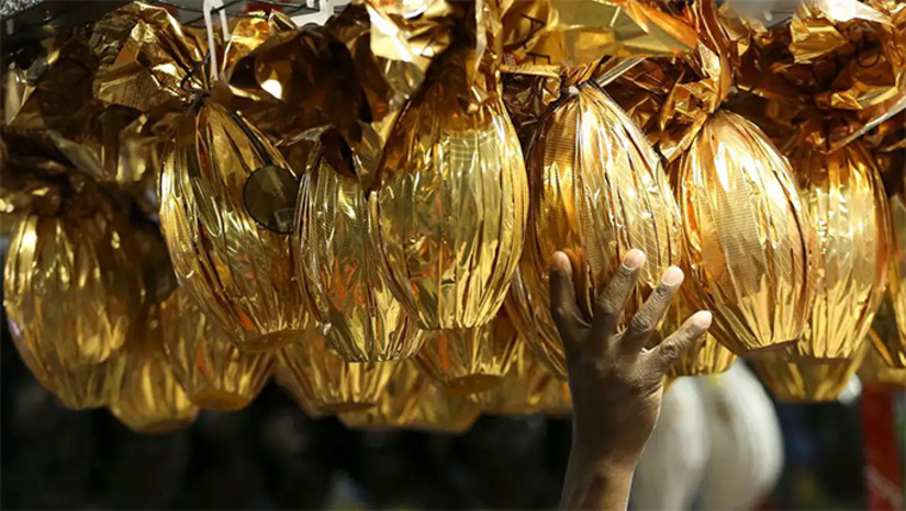   Mesmo com aumento de 25% no preço do cacau em 2025, a expectativa de vendas de ovos na Páscoa é de mais de 46 milhões de unidades, com 700 itens alusivos à data. O dado é do especialista em performance comercial de vendas e palestrante Diego Maia. Ele atribui o resultado à antecipação das campanhas no varejo e à aposta no phygital, que une loja física e e-commerce. SP, RJ, MG e RS devem ser os motores das vendas. Mais, na COLUNA ESPLANADA