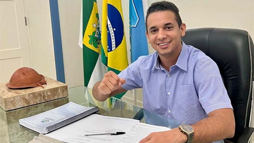 Imagem 1 - O prefeito de Allyson Bezerra convocou mais 147 aprovados em concursos públicos, totalizando 905 chamados durante sua gestão. As nomeações contemplam áreas essenciais como saúde, educação e assistência social. Na saúde, mais de 550 profissionais já foram convocados e atuam em novas UBSs e no hospital municipal. O prefeito destacou que os novos servidores chegam com todos os direitos garantidos e salários em dia, reforçando o compromisso da gestão com a valorização do funcionalismo público. Imagem 1 - O prefeito de Allyson Bezerra convocou mais 147 aprovados em concursos públicos, totalizando 905 chamados durante sua gestão. As nomeações contemplam áreas essenciais como saúde, educação e assistência social. Na saúde, mais de 550 profissionais já foram convocados e atuam em novas UBSs e no hospital municipal. O prefeito destacou que os novos servidores chegam com todos os direitos garantidos e salários em dia, reforçando o compromisso da gestão com a valorização do funcionalismo público.