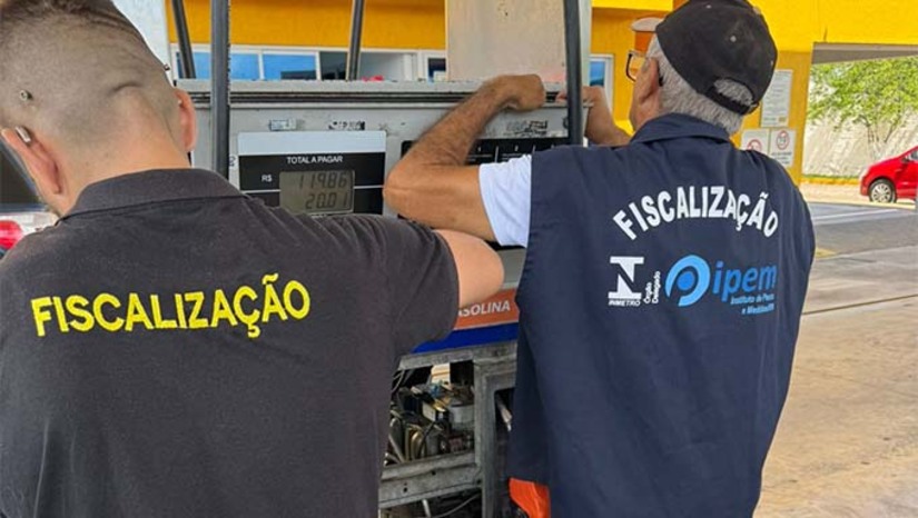 Imagem 1 - Um total de 109 bicos de abastecimento em postos da cidade foram analisados. Desses, 24 apresentaram irregularidades, o que representa um índice de reprovação de 22%. Foram constatados problemas como vazamentos, falhas de conservação e prejuízos ao consumidor, além de autuações e retirada de produtos impróprios. A ação teve caráter educativo e repressivo para garantir os direitos do consumidor. Imagem 1 - Um total de 109 bicos de abastecimento em postos da cidade foram analisados. Desses, 24 apresentaram irregularidades, o que representa um índice de reprovação de 22%. Foram constatados problemas como vazamentos, falhas de conservação e prejuízos ao consumidor, além de autuações e retirada de produtos impróprios. A ação teve caráter educativo e repressivo para garantir os direitos do consumidor.